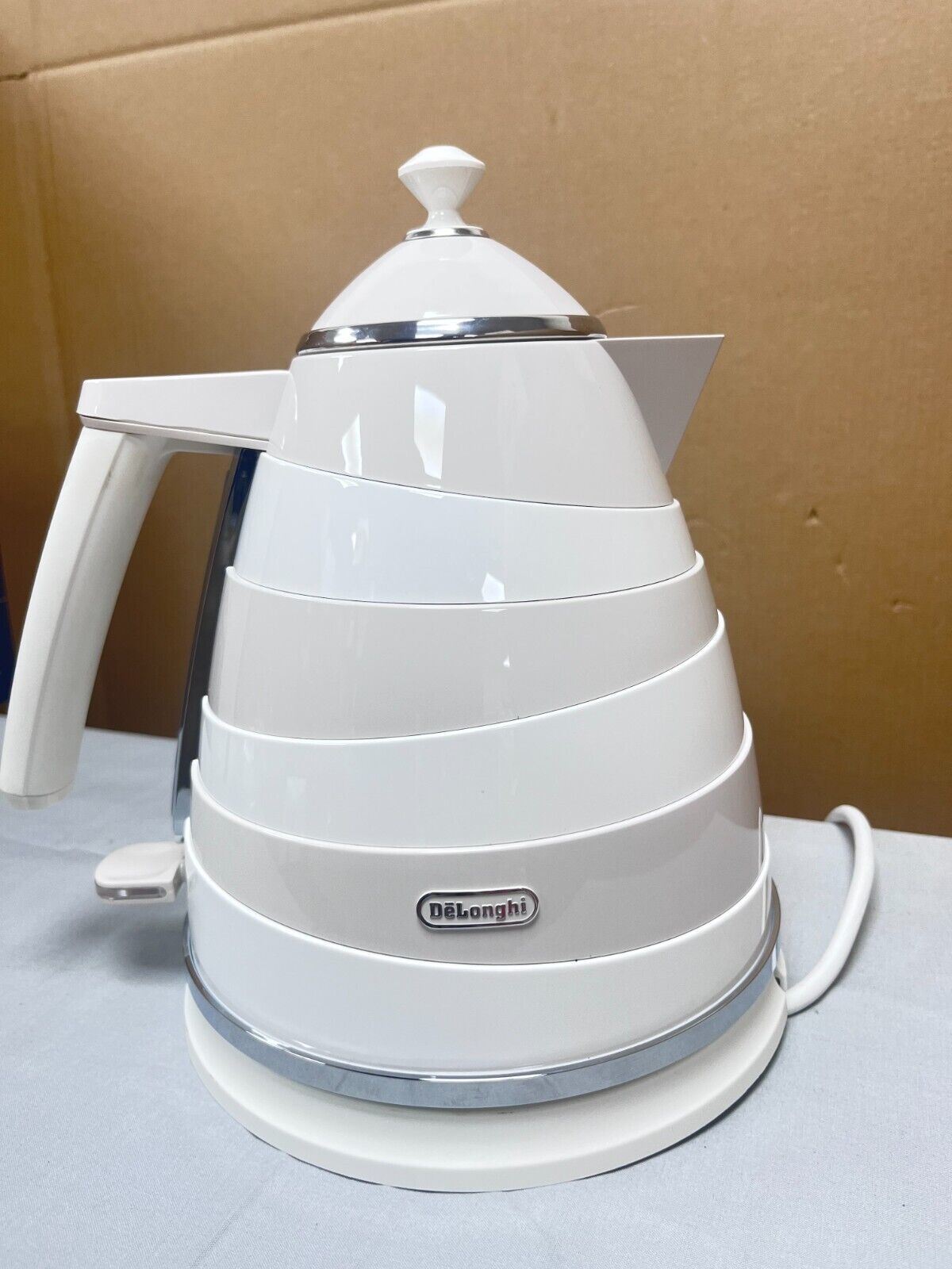 De'Longhi Avvolta Kettle-White & Grey Electric kettle Cordless Stylish kettle