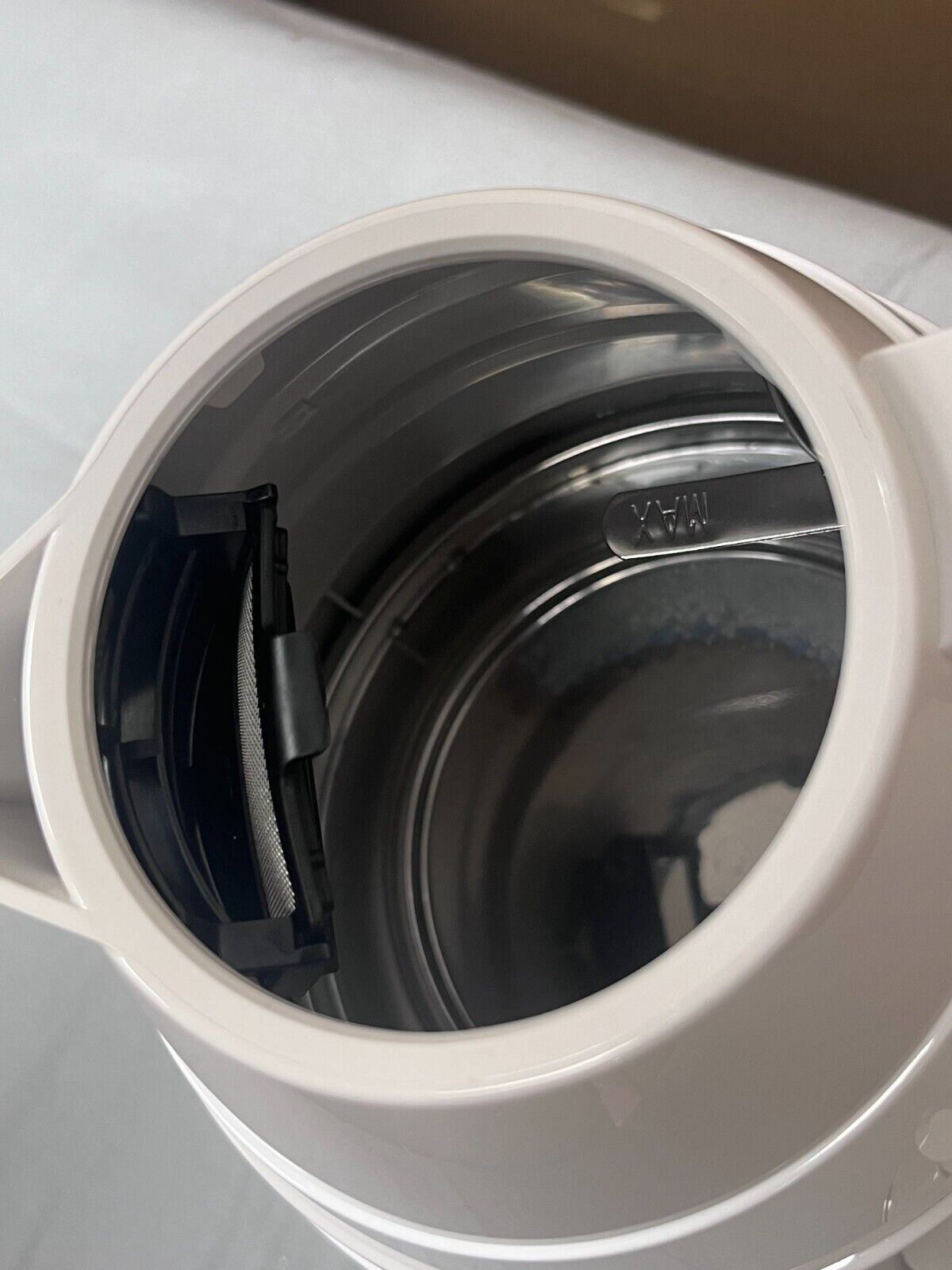 De'Longhi Avvolta Kettle-White & Grey Electric kettle Cordless Stylish kettle