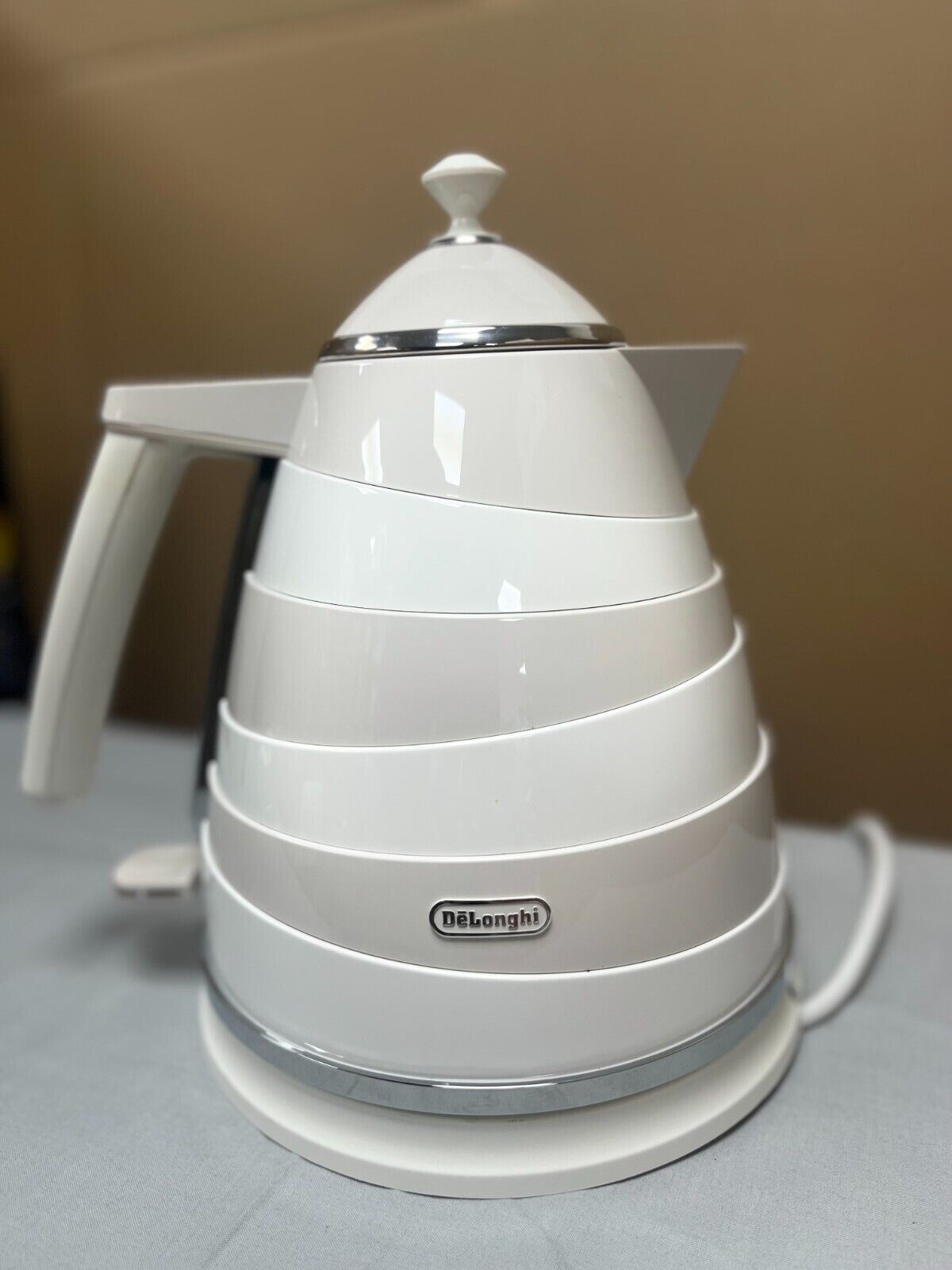 De'Longhi Avvolta Kettle-White & Grey Electric kettle Cordless Stylish kettle