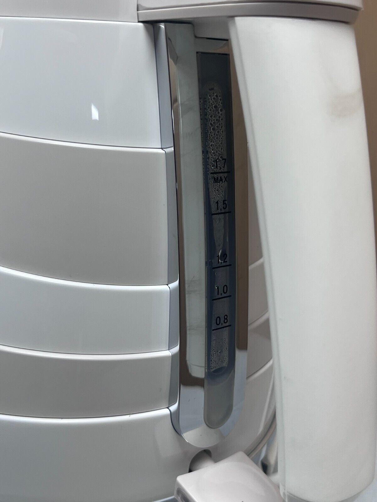 De'Longhi Avvolta Kettle-White & Grey Electric kettle Cordless Stylish kettle