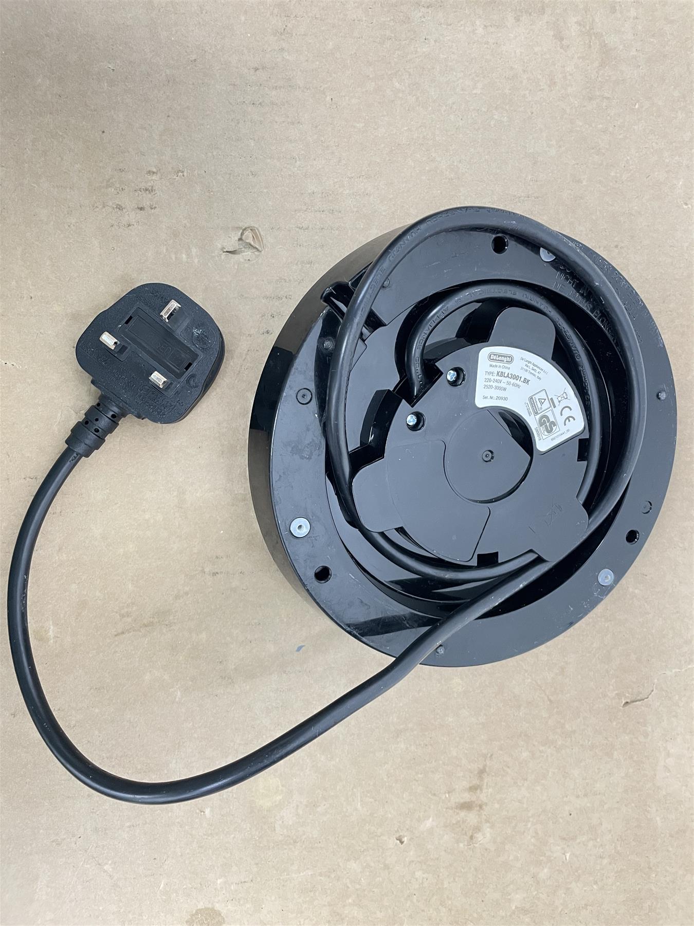 DeLonghi KBLA3001BK Active Line Kettle 360° rotating swivel base 1.7 litres